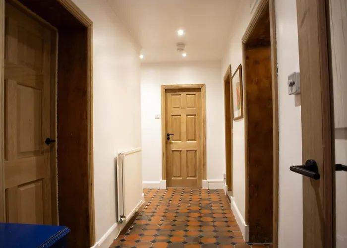 Elegant & Sunny 2Bd Basement Stay, Edinburgh!