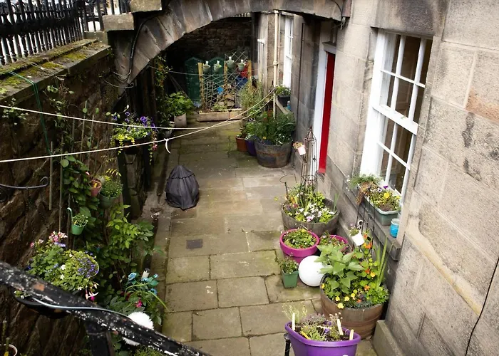 Elegant & Sunny 2Bd Basement Stay, Edinburgh!